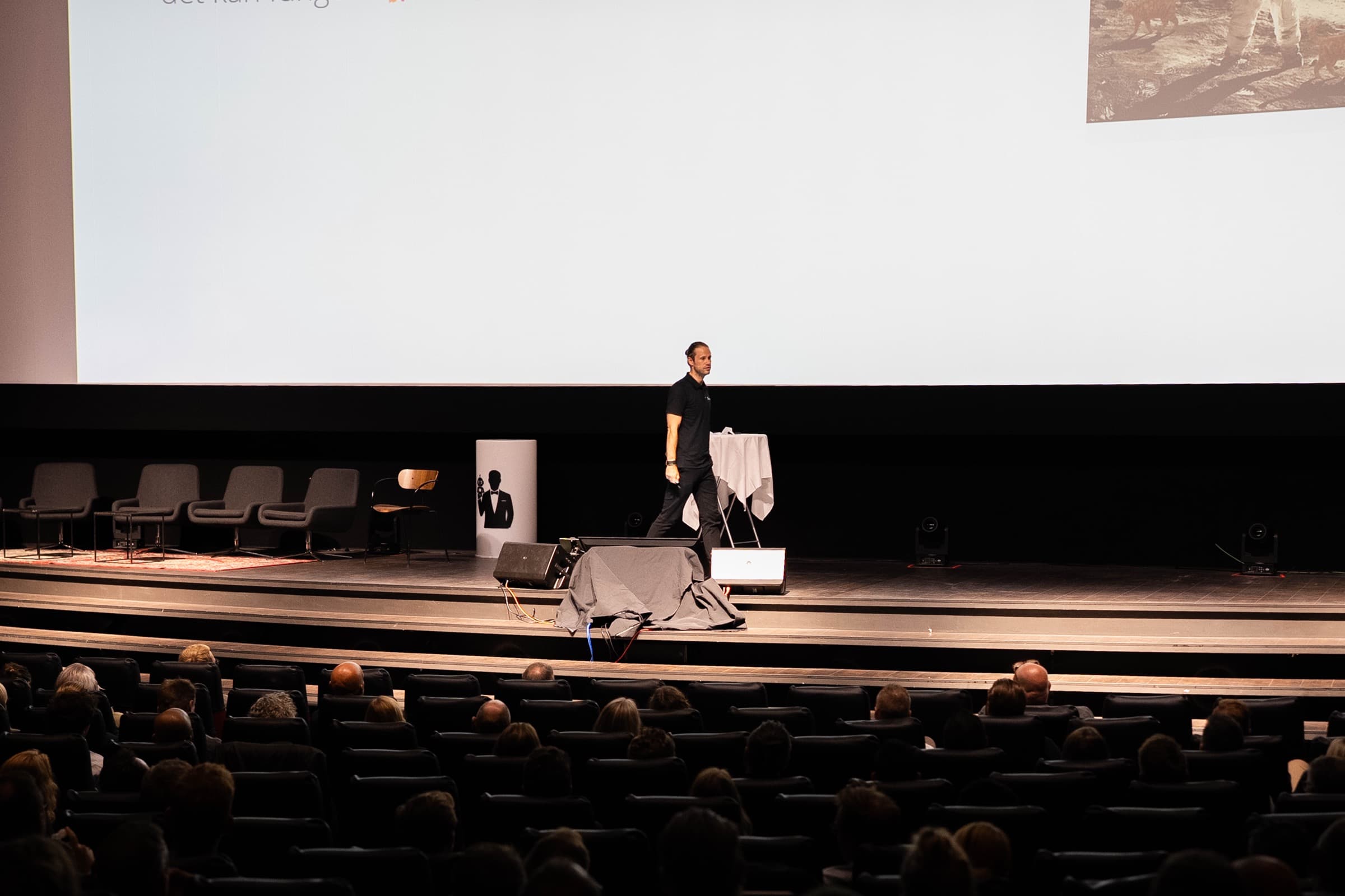 Fyldt sal til Agentdagen med Rasmus Madsen alene på scenen